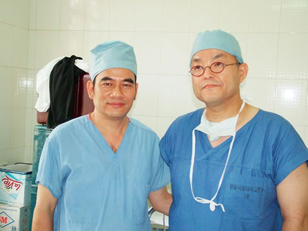 Dr. THO (on left), a doctor in Vietnam`s medical group who specialized in facial deformities in the Hanoi Military Hospital, and Rong Min Baek, president of `Smile for Children`, are shown.